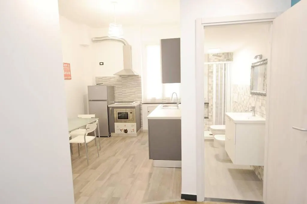 Lauretta: Appartamento Adiacente Metro Genoa Apartment