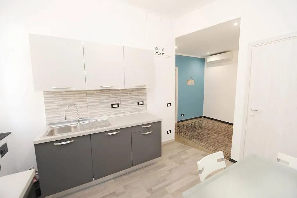 Lauretta: Appartamento Adiacente Metro Genoa Apartment